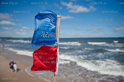 Gdansk. Czerwona flaga wywieszona na plazy w Jelitkowie...
