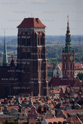 Gdansk. Widok na starowke, wieze Bazyliki Mariackiej...