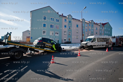 Gdansk. Ul. Piotrkowska. Zderzenie czolowe busa oraz...