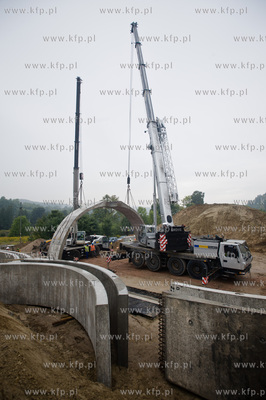 Gdansk. Ul. Ogrodowa. Montaz pierwszych elemntow wiaduktu...
