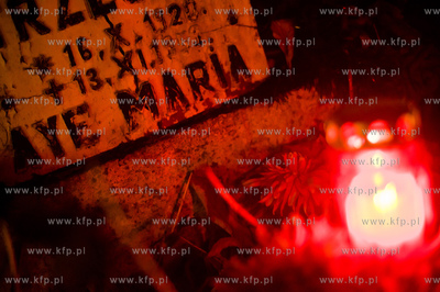 Gdansk. Cmentarz komunalny Sw. Franciszka. Swieto Zmarlych....