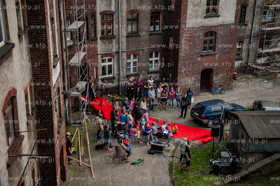 Gdansk. Podworko ulic Robotniczej i Jana z Kolna. Sasiedzi...