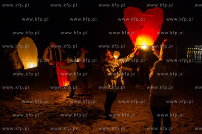 Sopocka plaza. Wypuszczenie lampionow z zyczeniami...
