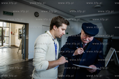 Gdansk. Oliwa. Druga tura wyborow samorzadowych. Glosuje...