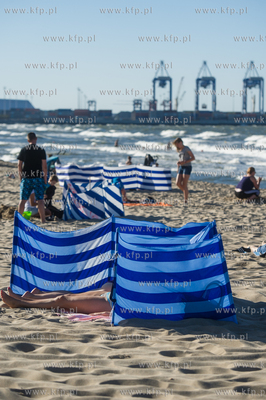 Gdansk. Letni wypoczynek na plazy miejskiej Stogi....