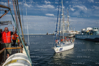 Gdynia. Basen Prezydenta. Uczestnicy Onko-Rejsu wyruszaja...
