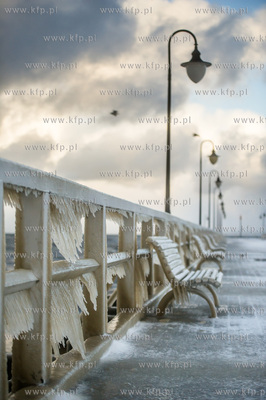 Gdynia. Orłowo. Skutki nocnego sztormu na Bałtyku....