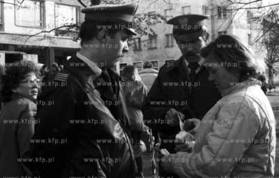Milicjanci kontroluja sprzedawczynie na placu Gorkiego...