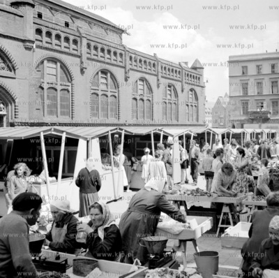 Stoiska przy hali targowej w Gdansku. 1966  z0003840...