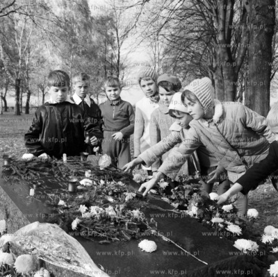 Dzieci skadają kwiaty na cmentarzu ofiar hitleryzmu...