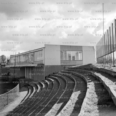 Stadion GKS Stoczniowiec. Na drugim planie pawilon...