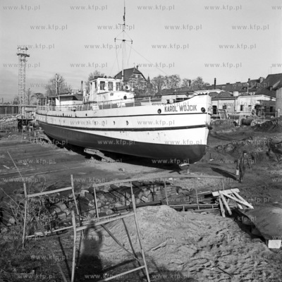Statek bialej floty Karol Wojcik  w bazie remontowej...