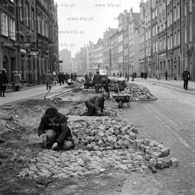 Ukladanie kostki brukowej na ulicy Dlugiej w Gdansku.
10.01.1973
2styczen73_z.kosycarz_20
Fot....
