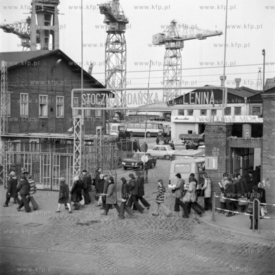 Stoczniowcy Stoczni Gdanskiej im. Lenina wychodzą...