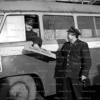 Kierowca autobusu otrzymuje od dyspozytora PKS tabliczkę...