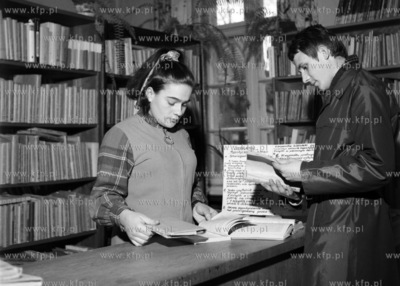 W bibliotece w Starogardzie Gdańskim. 
11.1969
0002324z_listopad1969
Fot....