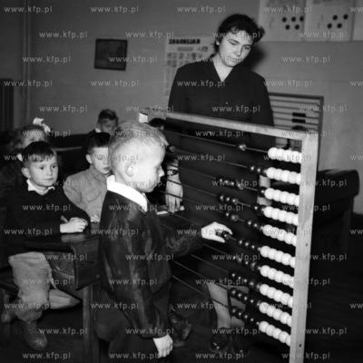 Zajęcia matematyczne w szkole podstawowej.
1960
0008476z
Fot....