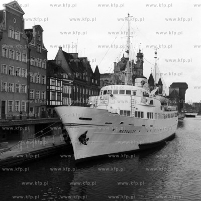 Statek pasażerski Mazowsze stoiprzycumowany do nabrzeża...