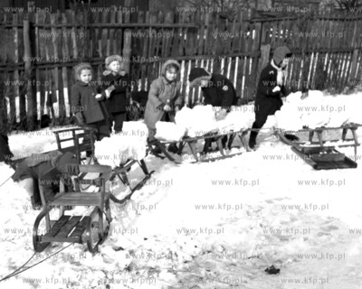 Zabawa na śniegu. (lata50). 1958 0007999z Fot. Zbigniew...