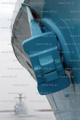 ORP GROM - okret rakietowy typu Orkan manerwrujacy...