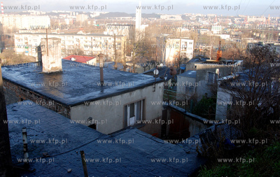 Piecset rodzin z osiedla mieszkaniowego na wzgorzu...