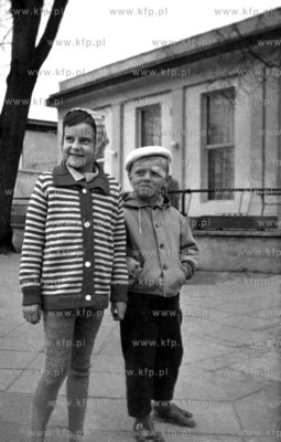 Donald Tusk z siostra Sonia. lata 60 fot. archiwum...