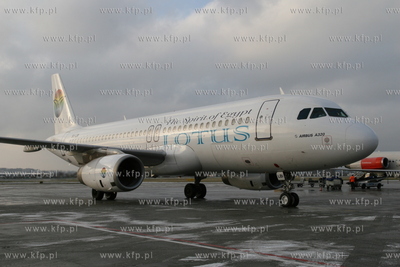 Gdansk, Rebiechowo. Nz. Airbus A320-233 linii Lotus...