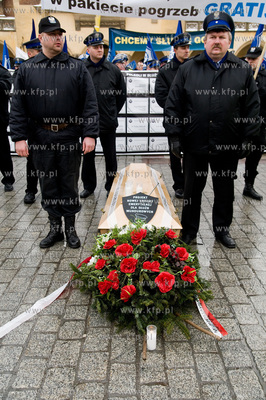 Krakow. Protest sluzb mundurowych przeciwko projektowi...