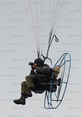 Gdynia. Paralotniarz - fotoreporter latajacy na nad...