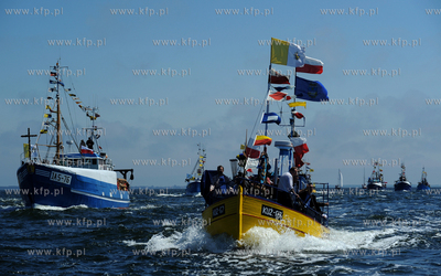Morska Pielgrzymka Rybakow na lodziach na odpust sw....