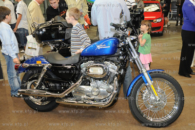 Trojmiejskie Targi Motoryzacyjne w hali wystawienniczej...