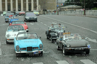 Przejazd ulicami Paryza zabytkowych i unikalnych samochodow...