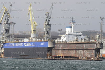 Suchy dok stoczni Marynarki Wojennej w Gdyni. 11.03.2011...
