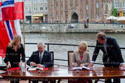Gdansk, taras Polskiej Filharmonii Baltyckiej. Podpisanie...