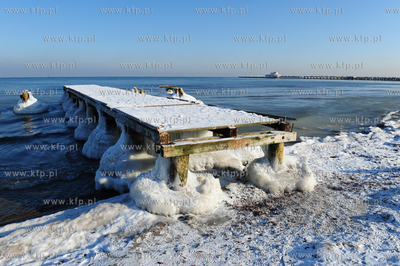 Sopot. Mrozna niedziela na plazy i molo w Sopocie....