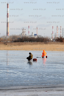 Wedkarze podlodowi lowia ryby w przereblach w okolicy...