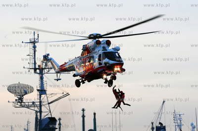 Gdynia. Pokaz ratownictwa morskiego w wykonaniu załogi...
