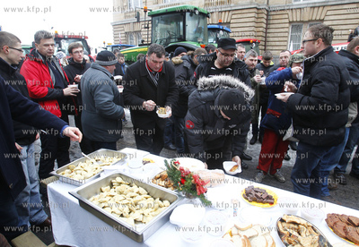 Szczecin. Wigilia rolnikow protestujacch przed siedziba...