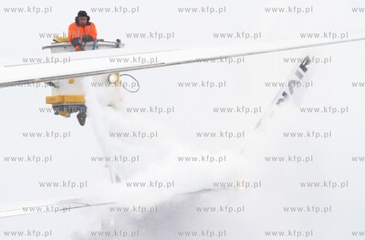 Wiosna w zimowej szacie w Porcie Lotniczym Gdansk im....