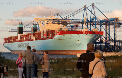 Gdansk, terminal kontenerowy DCT, a w nim zaladunek...