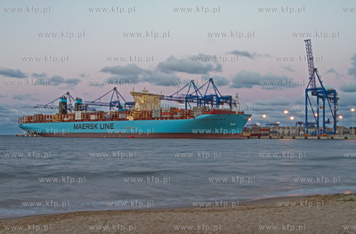 Gdansk, terminal kontenerowy DCT, a w nim zaladunek...
