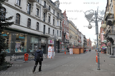Katowice. Centrum miasta. Na zdjeciu  ul. Stawowa....