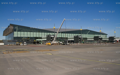 Instalacja rekawow przy terminalu pasazerskim T2 na...