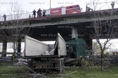 Wypadek na na Estakadzie Kwiatkowskiego w Gdyni. Jadaca...