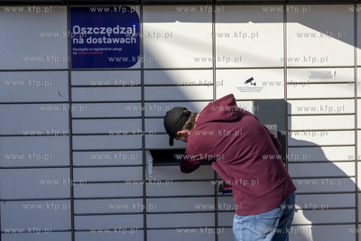 Odbiór paczek z paczkomatu za pomocą aplikacji mobilnej...