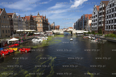 Widok na Most Zielony nad Motławą w Gdańsku.Na drugim...