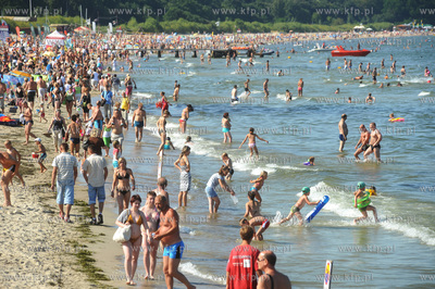 Zatloczona sopocka plaza. 8.08.2009 fot. Wojtek Jakubowski...