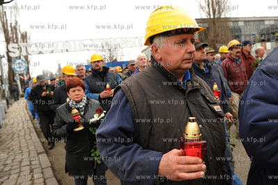 Stoczniowcy ze Stoczni Gdanskiej w holdzie tragicznie...
