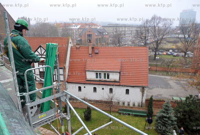 Dzien zawieszania wiechy na remontowanym dachu kosciola...