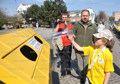 W Gdansku na Targu Weglowym ponad 400 dzieci z wzielo...